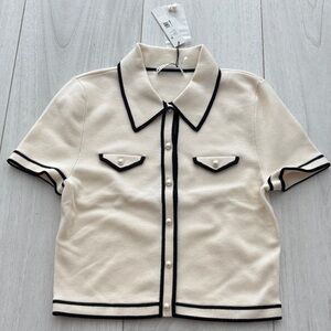 NWT Alice & Olivia Cream Short Sleeve Button-Up Top with Black Trim